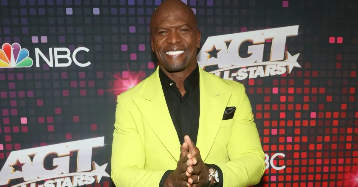 Terry Crews ler i kostym