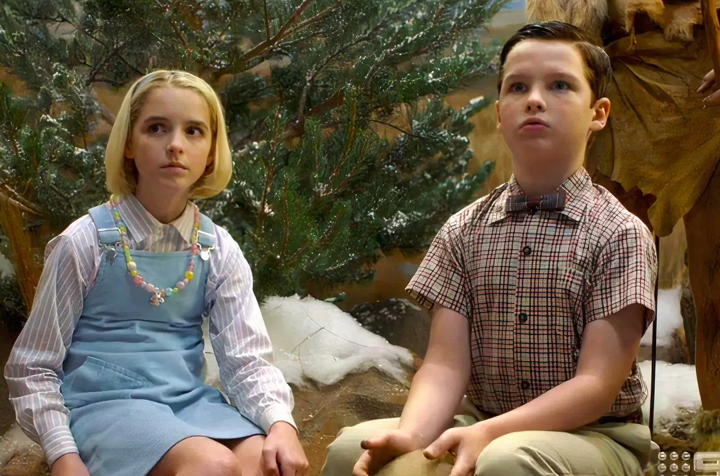 Mckenna Grace e Iain Armitage nei panni di Paige e Sheldon nella seconda stagione di Young Sheldon