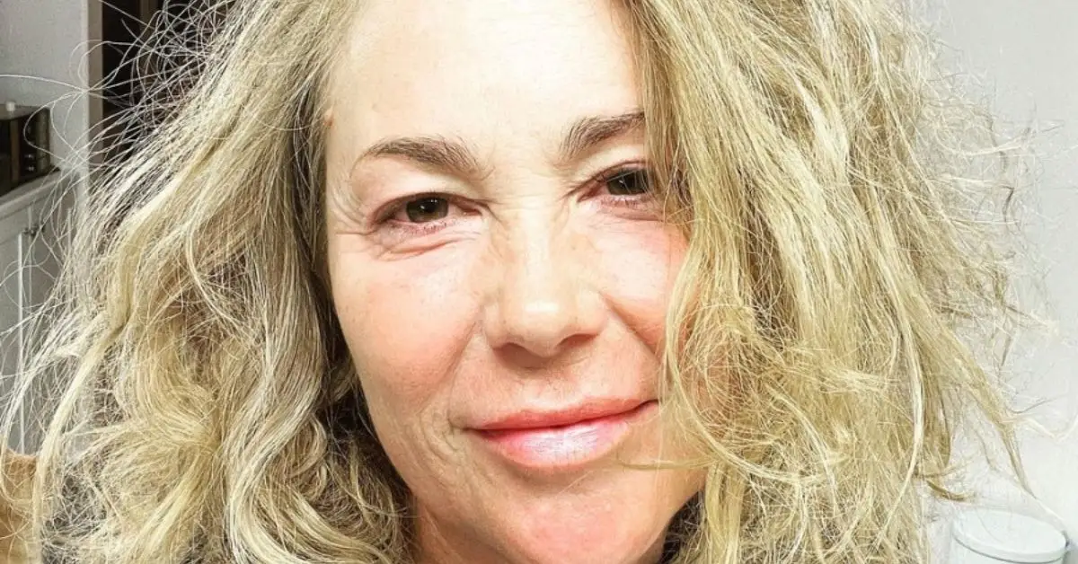 Kim Rhodes posiert für ein Selfie