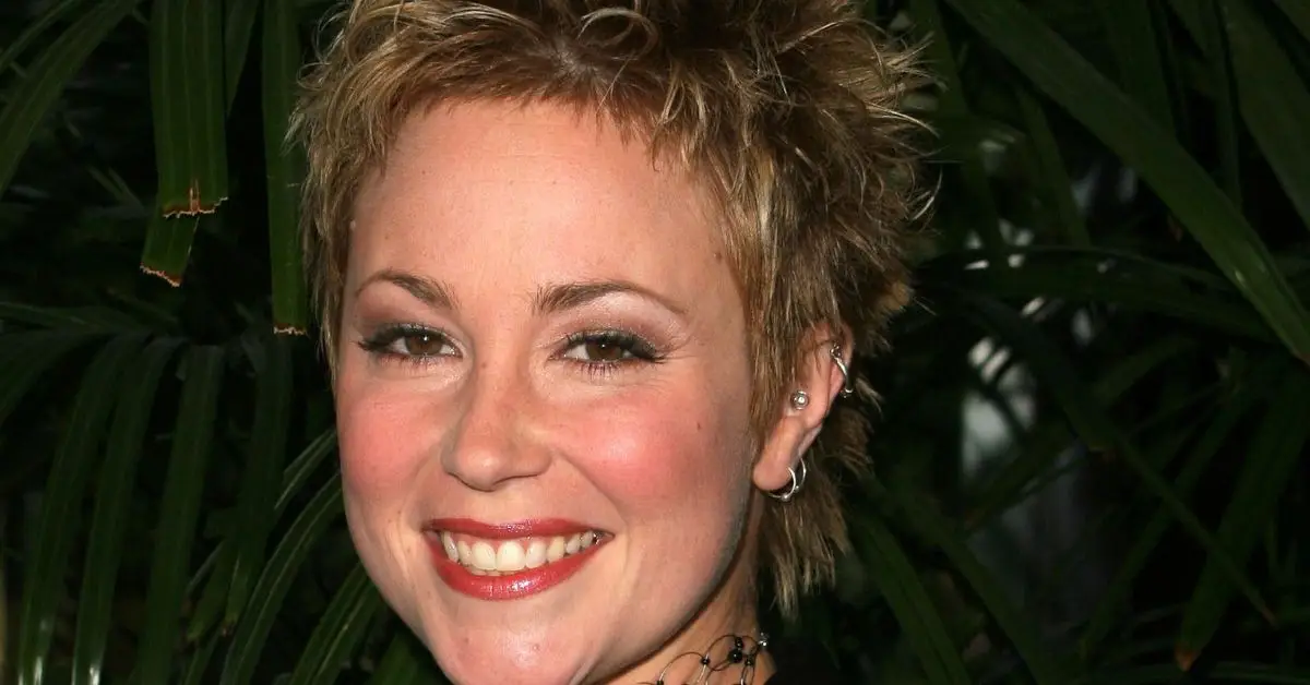 Kim Rhodes mit kurzen Haaren auf dem roten Teppich einer Veranstaltung