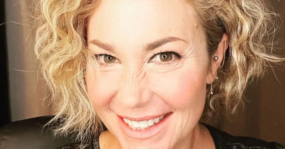 Kim Rhodes mit einem breiten Lächeln im Gesicht