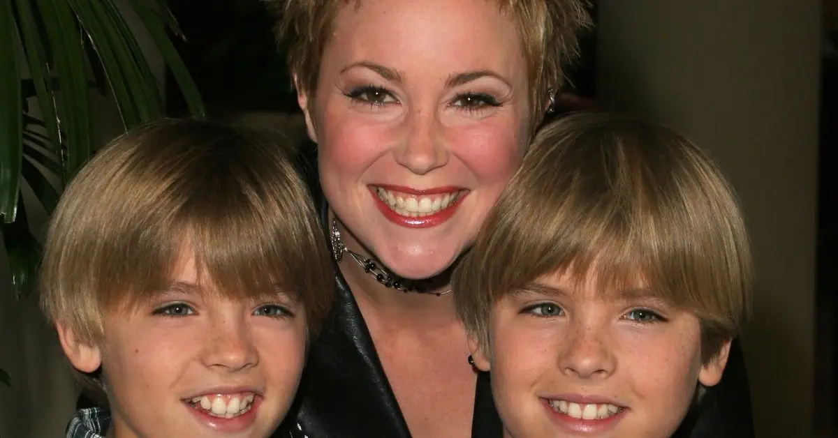 Kim Rhodes lächelt mit Cole und Dylan Sprouse