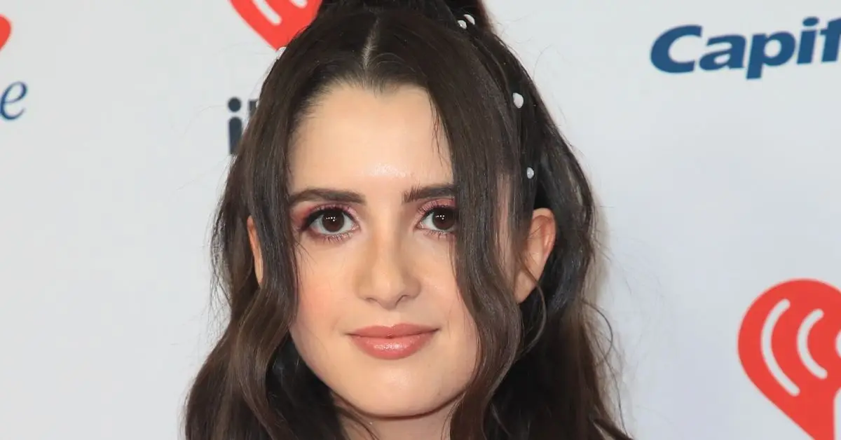 Laura Marano sobre una catifa vermella