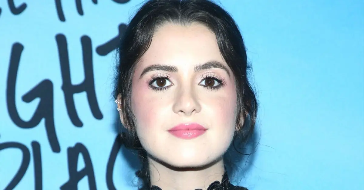 Laura Marano a la catifa vermella d'una estrena de pel·lícula