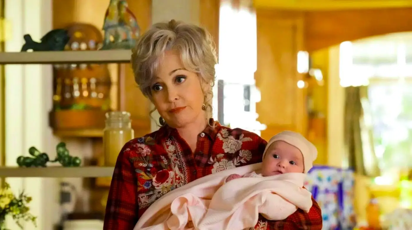 Annie Potts nel ruolo di Meemaw nella sesta stagione di Young Sheldon