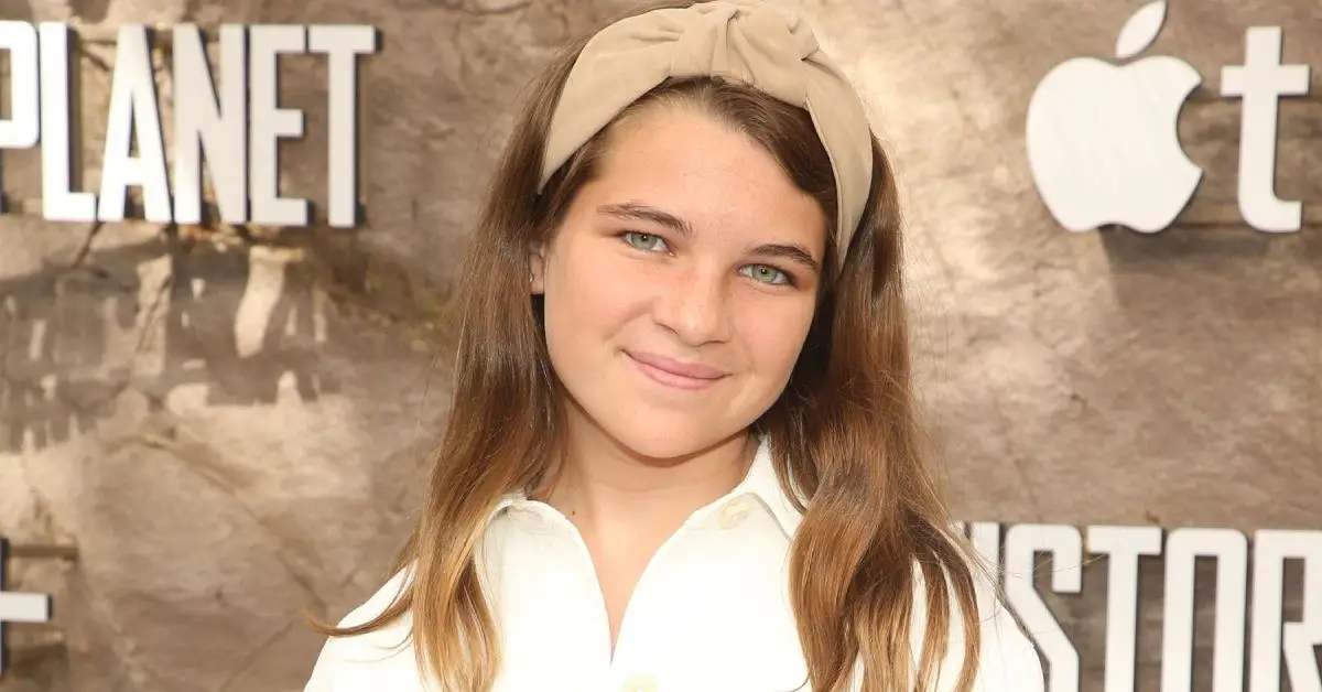 Raegan Revord sorride ad una première