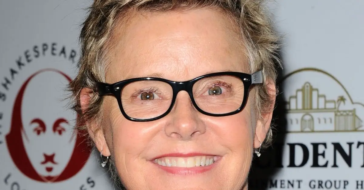 Amanda Bearse sorrindo no tapete vermelho