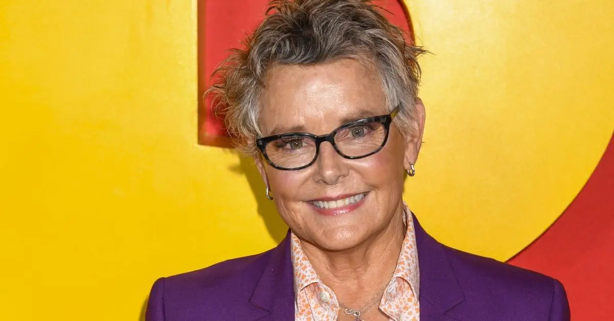 Amanda Bearse no tapete vermelho da estreia de um filme