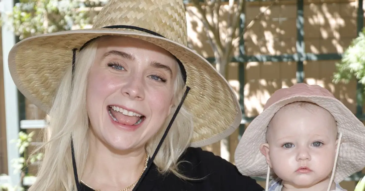 Alessandra Torresani con in braccio il suo bambino