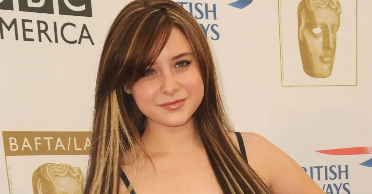 Alessandra Torresani in piedi su un tappeto rosso