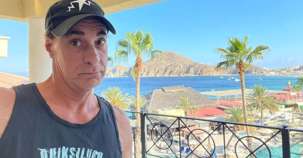 Ed Alonzo parece sério em uma varanda