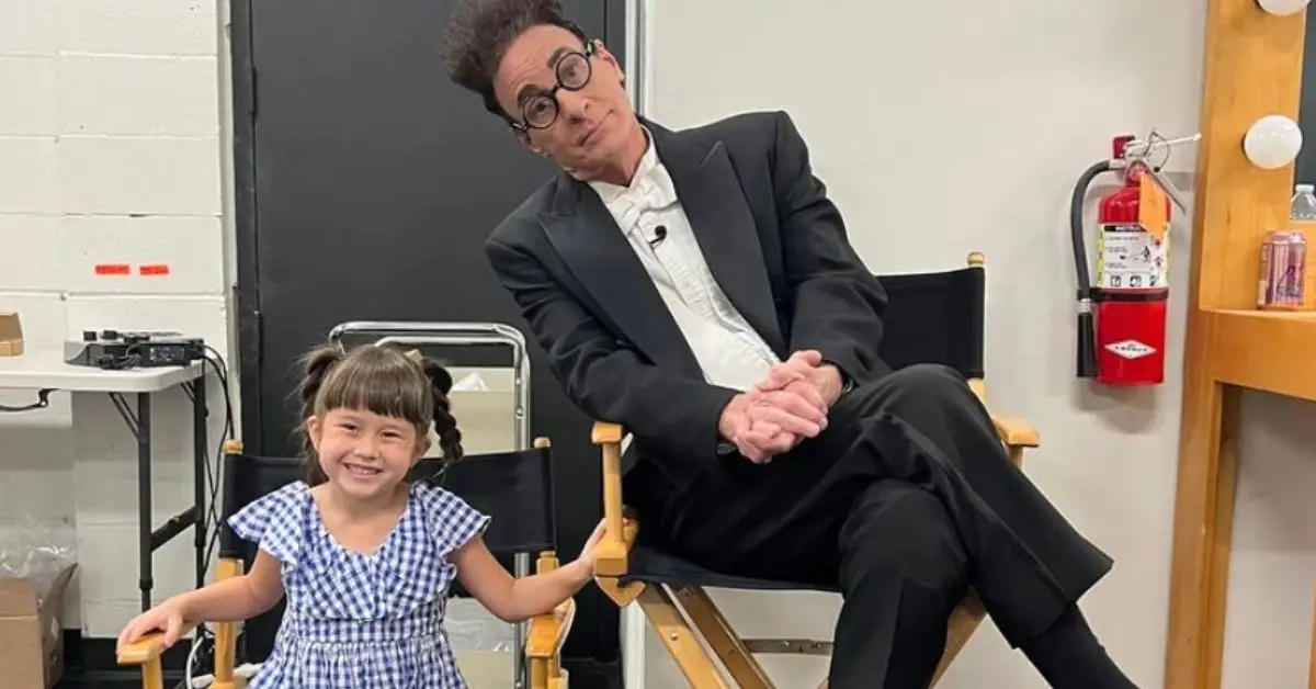 Ed Alonzo e uma criança no set de Masters Of Illusion