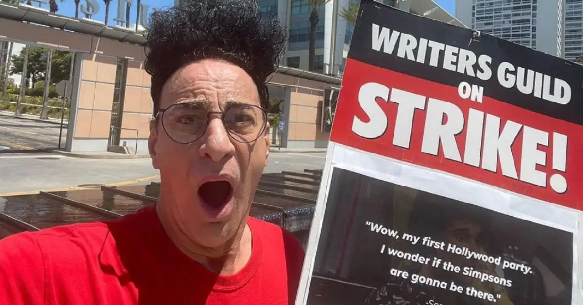 Ed Alonzo segurando uma placa durante o WGA Strike