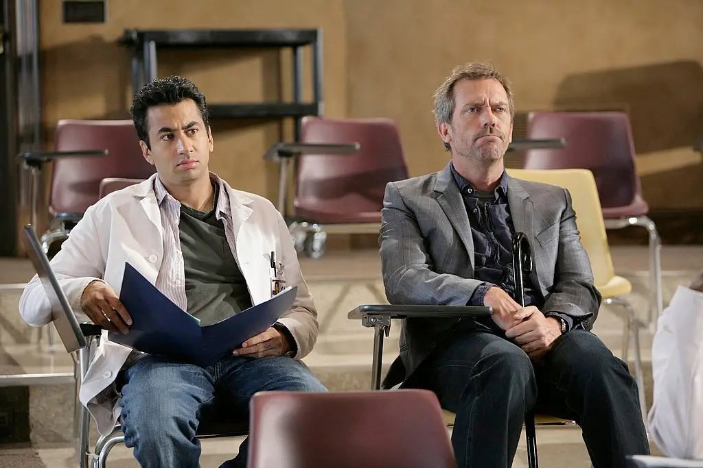 Atores Kal Penn e Hugh Laurie de