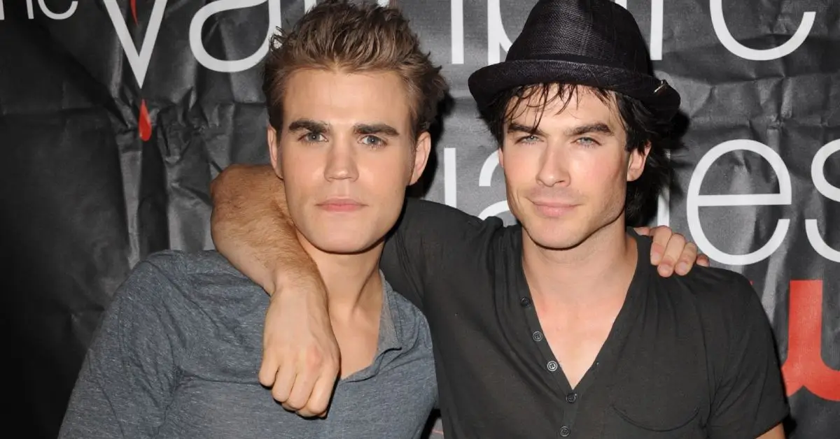 Paul Wesley i Ian Somerhalder posant per a una foto