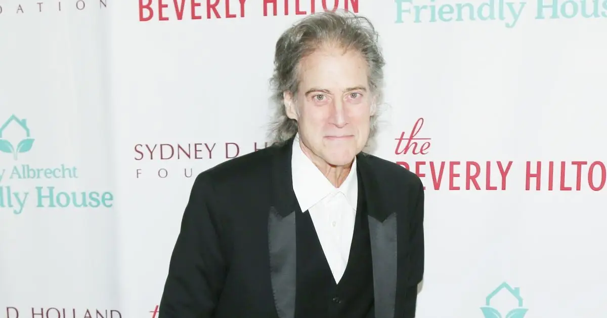 Richard Lewis vyzerá tajnostkársky