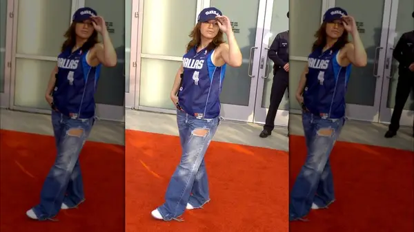 Kelly Clarkson at a red carpet event