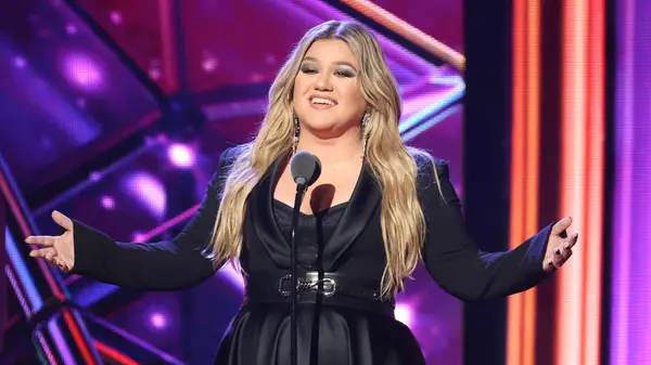 Kelly Clarkson speaking at an event