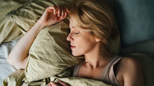 מומחה חלומות אומר לנו מה זה אומר כשיש לך חלום סקס על עמית לעבודה