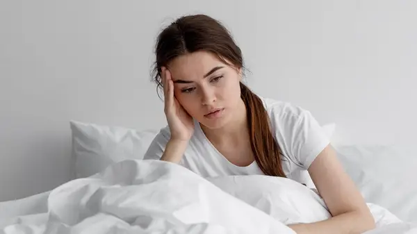 woman worrying in bed 