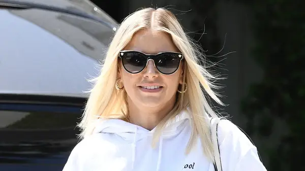 Ariana Madix walking outside 