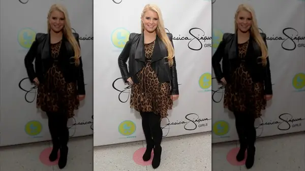 Jessica Simpson pregnant in 2011
