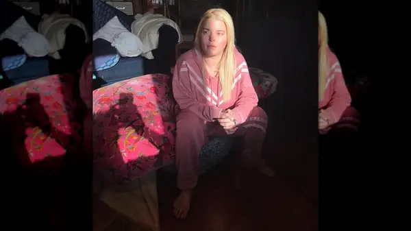 Jessica Simpson in a pink top in 2017