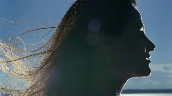 La tendencia del síndrome de la hija mayor ofrece curación a través del humor, pero también está bien autorreflexionar seriamente