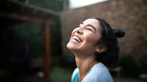 迷惑なひねりで、科学はあなたの顔をより魅力的にすると言います