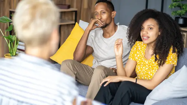 Couple with therapist 